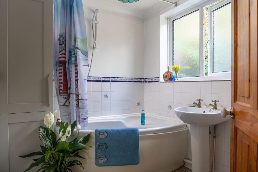 Fantastic Sea Views At Century's Old Alma's - Sleeps Up To 8 Guests *