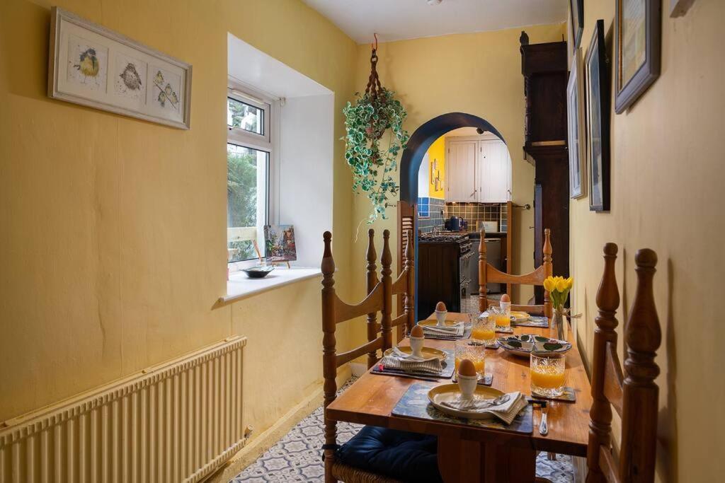 Fantastic Sea Views At Century's Old Alma's - Sleeps Up To 8 Guests *