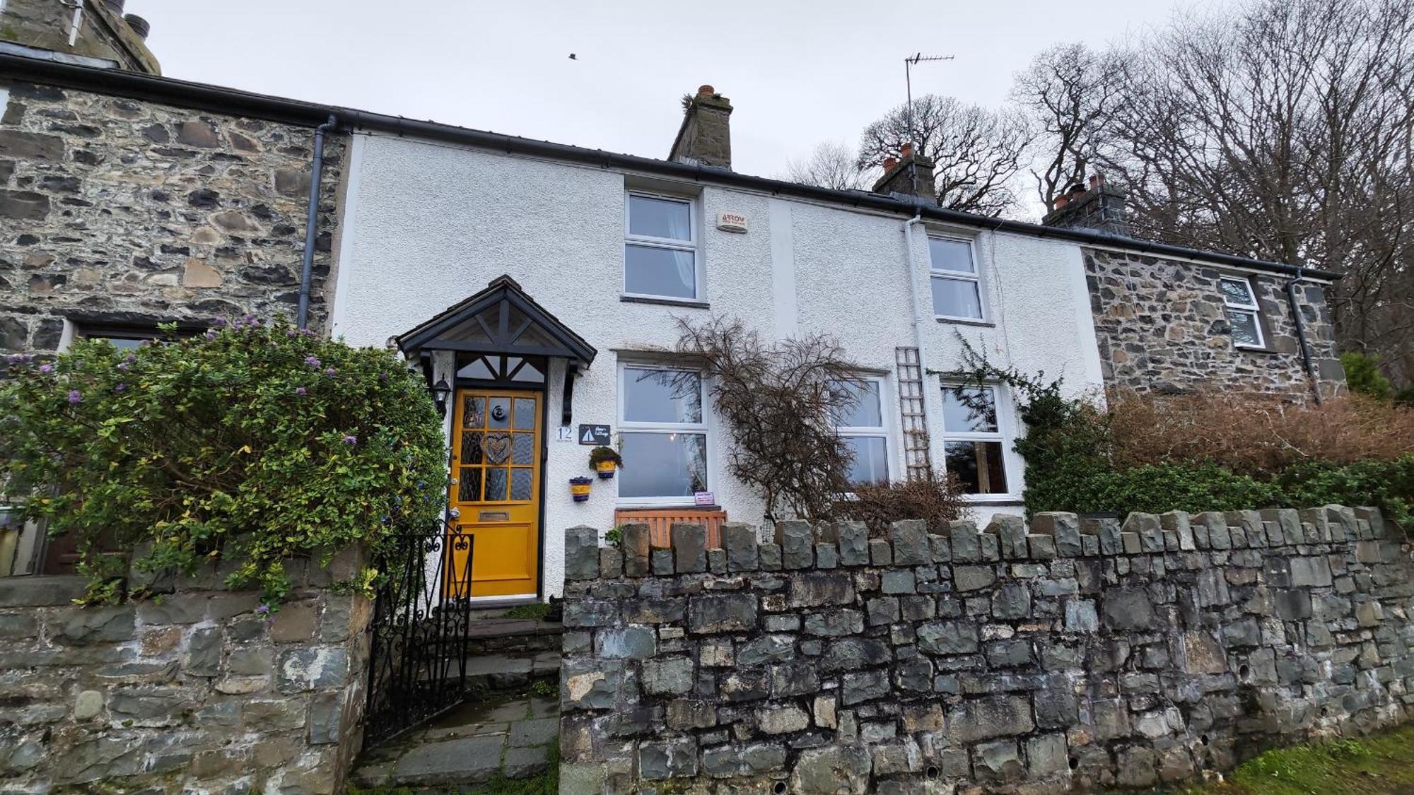 Fantastic Sea Views At Century's Old Alma's - Sleeps Up To 8 Guests Holiday home Penmaenmawr